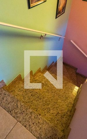 Casa à venda com 190m², 2 quartos e 2 vagas Casa à venda com 190m², 2 quartos e 2 vagasEscada