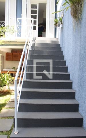 Casa à venda com 330m², 3 quartos e 4 vagasEscada