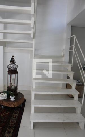 Casa à venda com 330m², 3 quartos e 4 vagasEscada