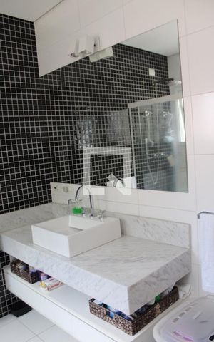 Casa à venda com 330m², 3 quartos e 4 vagasBanheiro do Quarto 1