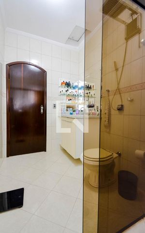 Casa à venda com 198m², 3 quartos e 5 vagas Casa à venda com 198m², 3 quartos e 5 vagasBanheiro da Suíte
