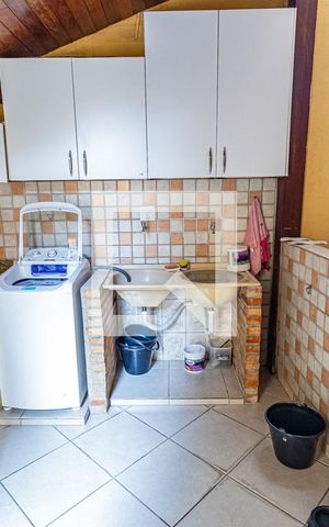 Casa à venda com 259m², 4 quartos e 2 vagasArea de serviço