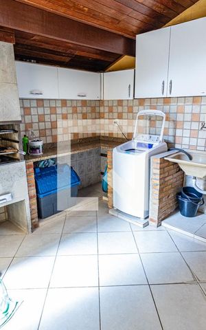 Casa à venda com 259m², 4 quartos e 2 vagasArea de serviço