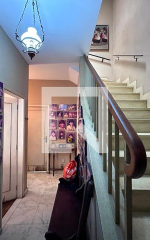Casa à venda com 250m², 5 quartos e sem vagaCorredor subida Quartos