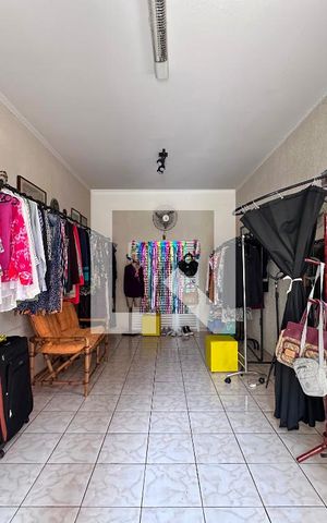 Casa à venda com 250m², 5 quartos e sem vagaEspaço Fundos