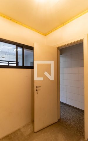 Apartamento à venda com 186m², 4 quartos e 3 vagas Apartamento à venda com 186m², 4 quartos e 3 vagasQuarto de Serviço