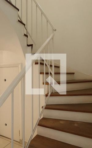 Casa à venda com 325m², 4 quartos e 6 vagasEscada