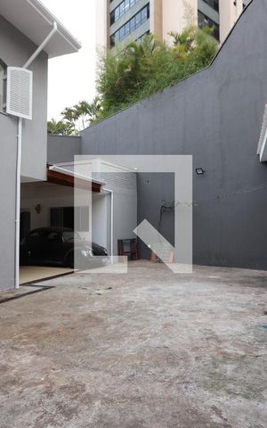 Casa à venda com 325m², 4 quartos e 6 vagasQuintal