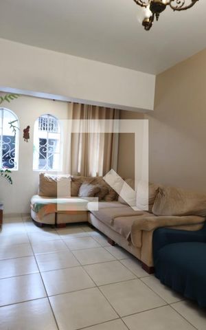 Casa à venda com 325m², 4 quartos e 6 vagasSala