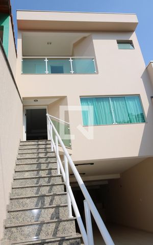 Casa à venda com 248m², 3 quartos e 6 vagas Casa à venda com 248m², 3 quartos e 6 vagasFrente da Casa