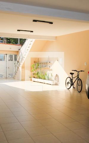 Casa à venda com 248m², 3 quartos e 6 vagas Casa à venda com 248m², 3 quartos e 6 vagasGaragem
