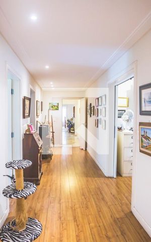 Casa à venda com 800m², 4 quartos e 4 vagas Casa à venda com 800m², 4 quartos e 4 vagasCorredor - Quartos
