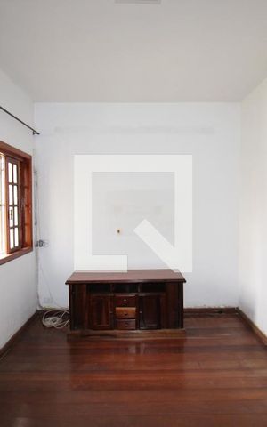 Casa à venda com 200m², 2 quartos e 1 vagaSala