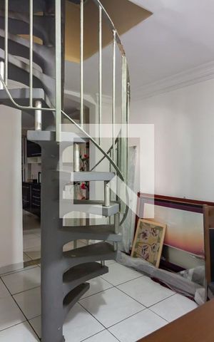 Casa à venda com 320m², 4 quartos e 3 vagas Casa à venda com 320m², 4 quartos e 3 vagasSala