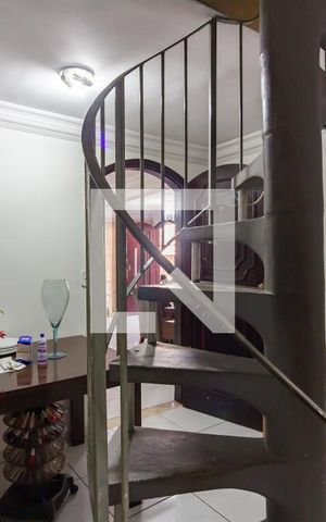 Casa à venda com 320m², 4 quartos e 3 vagas Casa à venda com 320m², 4 quartos e 3 vagasSala