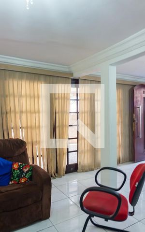 Casa à venda com 320m², 4 quartos e 3 vagas Casa à venda com 320m², 4 quartos e 3 vagasSala