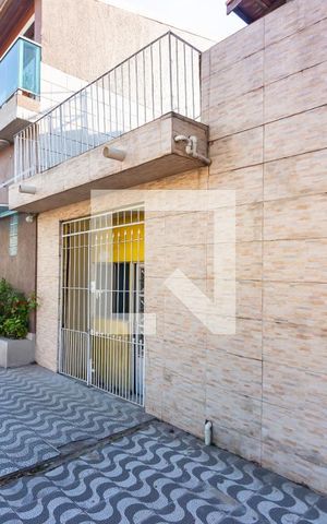 Casa à venda com 320m², 4 quartos e 3 vagas Casa à venda com 320m², 4 quartos e 3 vagasFachada