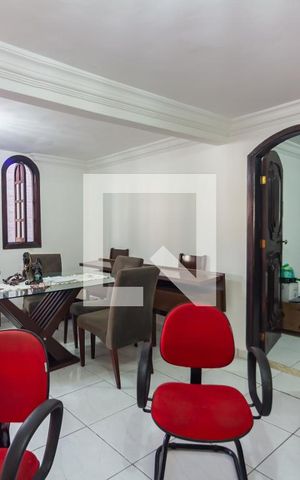 Casa à venda com 320m², 4 quartos e 3 vagas Casa à venda com 320m², 4 quartos e 3 vagasSala
