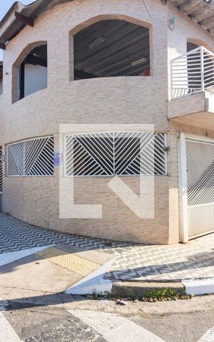 Casa à venda com 320m², 4 quartos e 3 vagas Casa à venda com 320m², 4 quartos e 3 vagasFachada