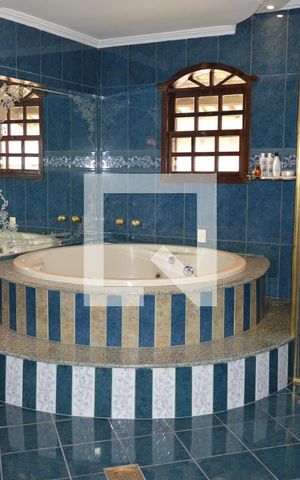 Casa à venda com 550m², 4 quartos e 4 vagasBanheiro da suite