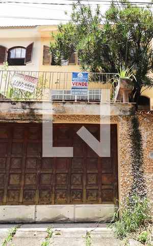 Casa à venda com 160m², 4 quartos e 2 vagasFachada
