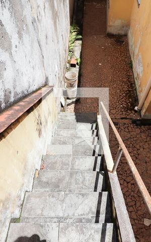 Casa à venda com 160m², 4 quartos e 2 vagasEscada