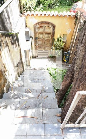 Casa à venda com 160m², 4 quartos e 2 vagasEscada