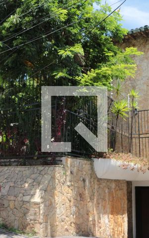 Casa à venda com 400m², 6 quartos e 5 vagasFachada