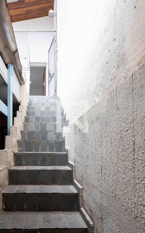 Casa à venda com 200m², 2 quartos e 2 vagasEscada