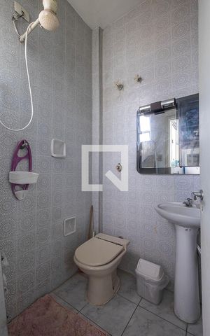 Apartamento à venda com 197m², 3 quartos e 2 vagas Apartamento à venda com 197m², 3 quartos e 2 vagasÁrea de Serviço - banheiro