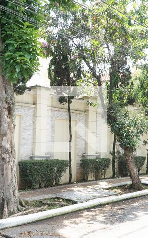 Casa à venda com 1000m², 4 quartos e 8 vagas Casa à venda com 1000m², 4 quartos e 8 vagasFachada do muro
