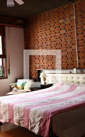 Casa à venda com 740m², 4 quartos e 2 vagasSuíte