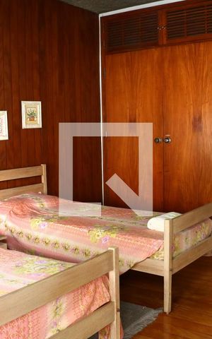 Casa à venda com 740m², 4 quartos e 2 vagasQuarto 2 - Armários