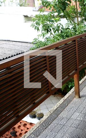 Casa à venda com 740m², 4 quartos e 2 vagasSacada quarto 1