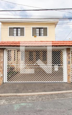 Casa à venda com 259m², 3 quartos e 2 vagas Casa à venda com 259m², 3 quartos e 2 vagasFachada