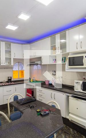 Casa à venda com 240m², 3 quartos e 3 vagas Casa à venda com 240m², 3 quartos e 3 vagasCasa 2 Cozinha