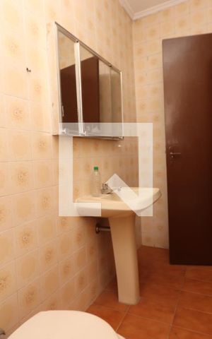 Casa para alugar com 300m², 2 quartos e 2 vagasBanheiro da edícula