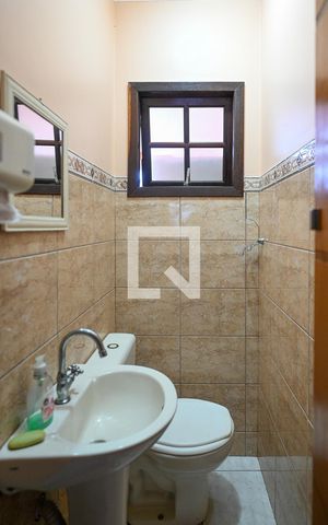 Casa à venda com 300m², 3 quartos e 4 vagas Casa à venda com 300m², 3 quartos e 4 vagasBanheiro Serviço