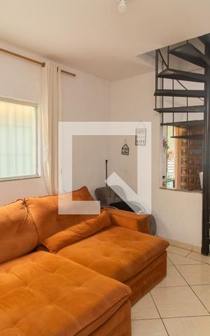 Casa à venda com 190m², 4 quartos e 2 vagas Casa à venda com 190m², 4 quartos e 2 vagasSala