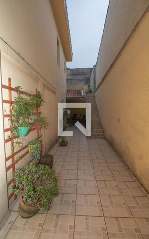 Casa à venda com 180m², 3 quartos e 4 vagasCorredor lateral / acesso ao piso superior externo