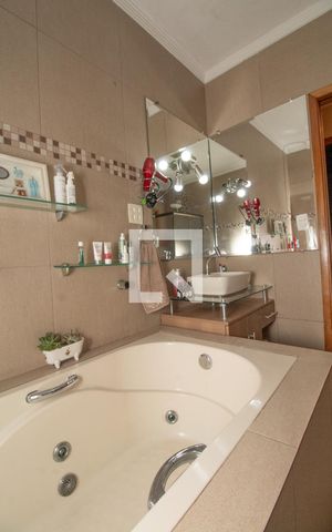 Casa à venda com 180m², 3 quartos e 4 vagasBanheiro da Suíte Master