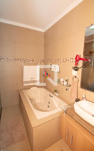 Casa à venda com 180m², 3 quartos e 4 vagasBanheiro da Suíte Master