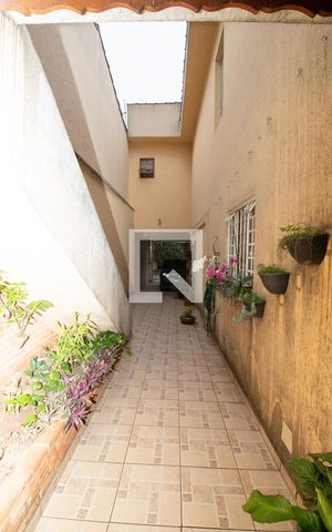 Casa à venda com 180m², 3 quartos e 4 vagasCorredor lateral / mais 1 vaga de garagem