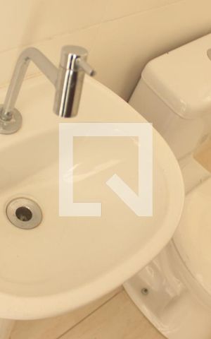 Casa à venda com 180m², 4 quartos e 2 vagasBanheiro 1