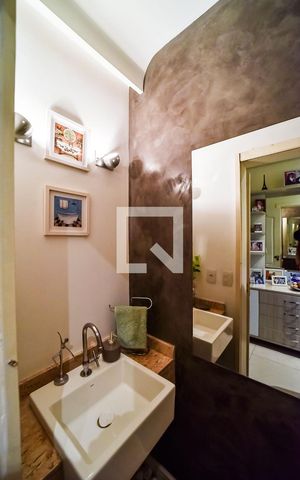 Casa à venda com 220m², 4 quartos e 2 vagas Casa à venda com 220m², 4 quartos e 2 vagasLavabo