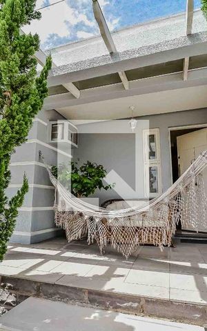 Casa à venda com 220m², 4 quartos e 2 vagas Casa à venda com 220m², 4 quartos e 2 vagasFrente