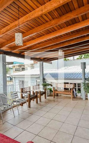 Casa à venda com 220m², 4 quartos e 2 vagas Casa à venda com 220m², 4 quartos e 2 vagasVaranda