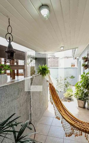Casa à venda com 220m², 4 quartos e 2 vagas Casa à venda com 220m², 4 quartos e 2 vagasVaranda