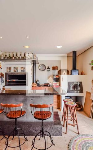 Casa à venda com 220m², 4 quartos e 2 vagas Casa à venda com 220m², 4 quartos e 2 vagasEspaço Gourmet