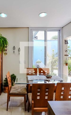 Casa à venda com 220m², 4 quartos e 2 vagas Casa à venda com 220m², 4 quartos e 2 vagasCozinha